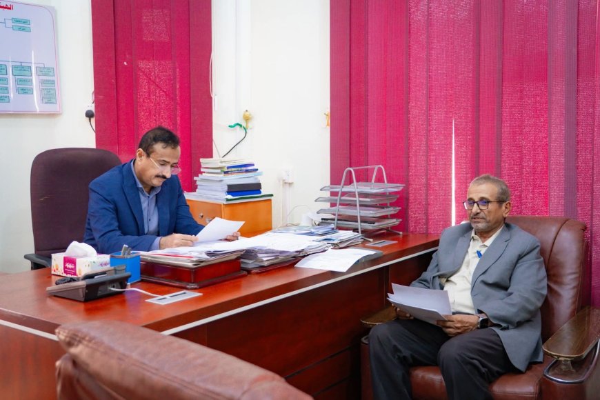 المحافظ بن الوزير يطّلع على آلية تنفيذ قرار مجلس الوزراء بشأن زيادة مرتبات موظفي الدولة