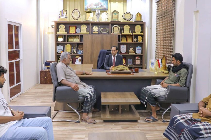 الوزير البكري يلتقي مع مدير عام مديرية حبيل جبر بلحج