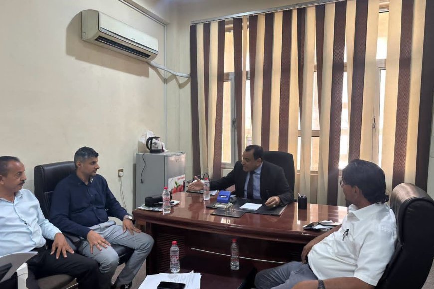 الوزير السقطري يتفقد سير العمل في قطاعي الزراعة والأسماك بديوان عام الوزارة