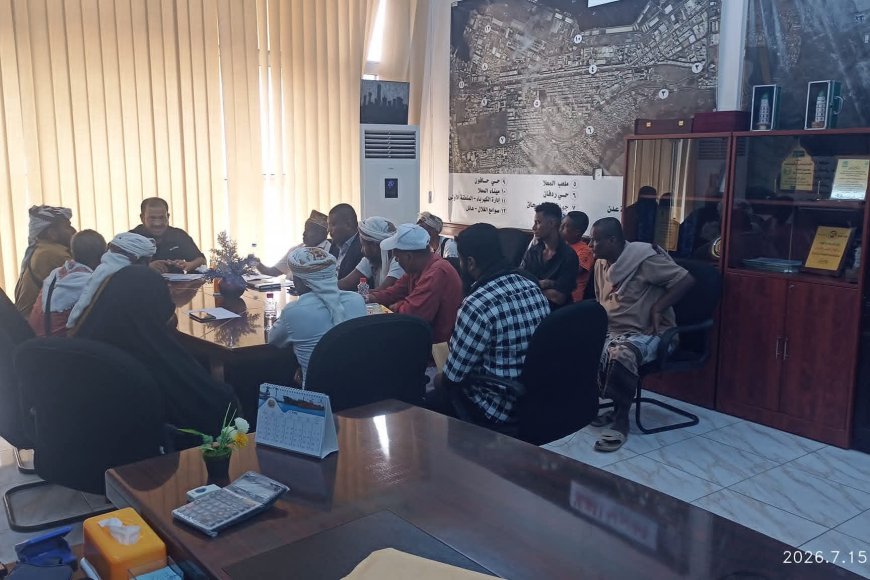 المدير االعام لتنفيذي لصندوق النظافة بعدن يناقش مع النقابة أوضاع العمال والتطبيب والجمعية السكنية المدير االعام لتنفيذي لصندوق النظافة بعدن يناقش مع النقابة أوضاع العمال والتطبيب والجمعية السكنية
