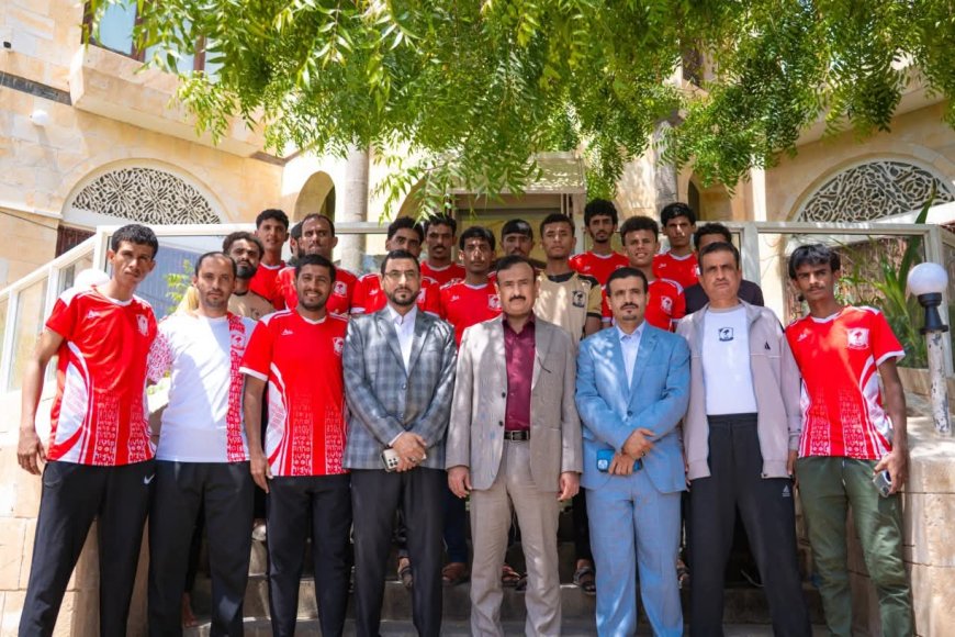 المحافظ بن الوزير يستقبل بعثة نادي شباب مرخة ويهنئها بالتأهل إلى دور الـ16 من كأس الجمهورية المحافظ بن الوزير يستقبل بعثة نادي شباب مرخة ويهنئها بالتأهل إلى دور الـ16 من كأس الجمهورية