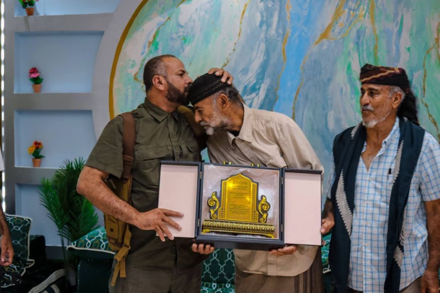محافظ الضالع يزور شيخ مشايخ الشعيب ويكرمه بدرع السلطة المحلية تقديراً لجهوده