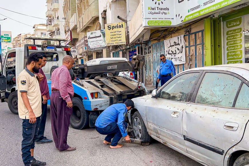 حملة لإزالة السيارات المتهالكة في شوارع مديرية صيرة بعدن حملة لإزالة السيارات المتهالكة في شوارع مديرية صيرة بعدن