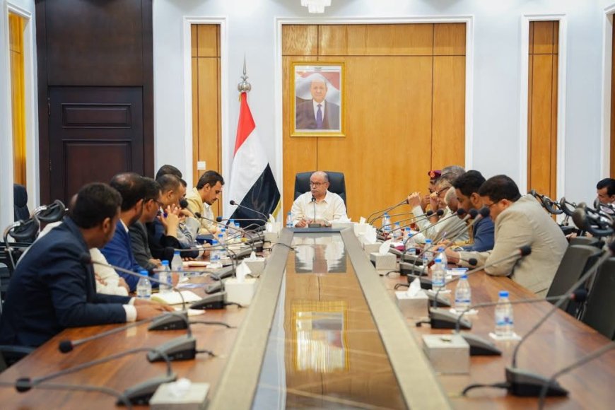الخنبشي يترأس اجتماعاً موسعاً ويؤكد رفع الجاهزية لمواجهة التهديدات ودعم جهود استعادة الدولة