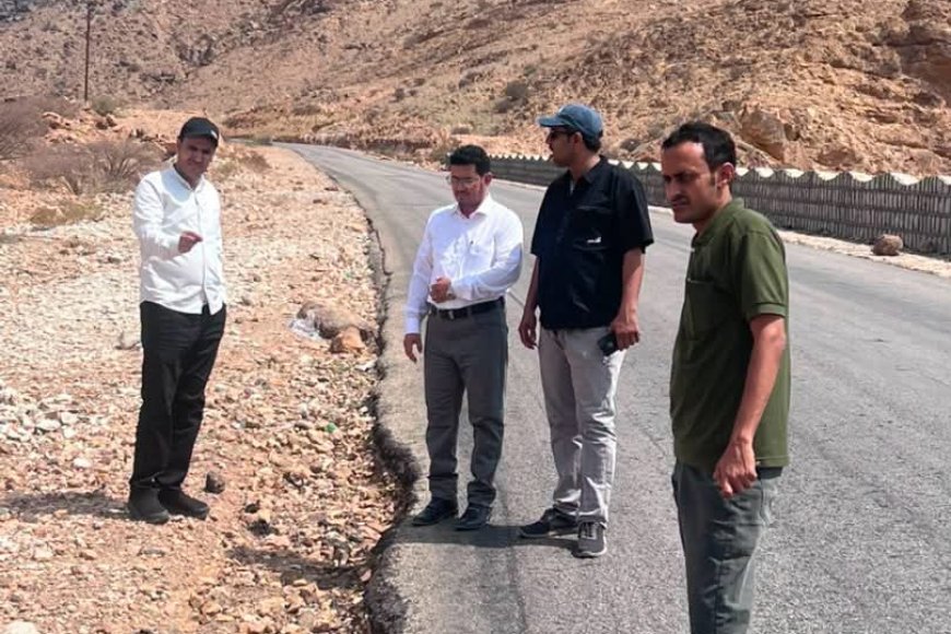 مؤسسة الطرق وصندوق صيانة الطرق بشبوة ينفذان نزولًا ميدانيًا لحصر الأضرار وتحديد المعالجات في طريق عتق – النقبة