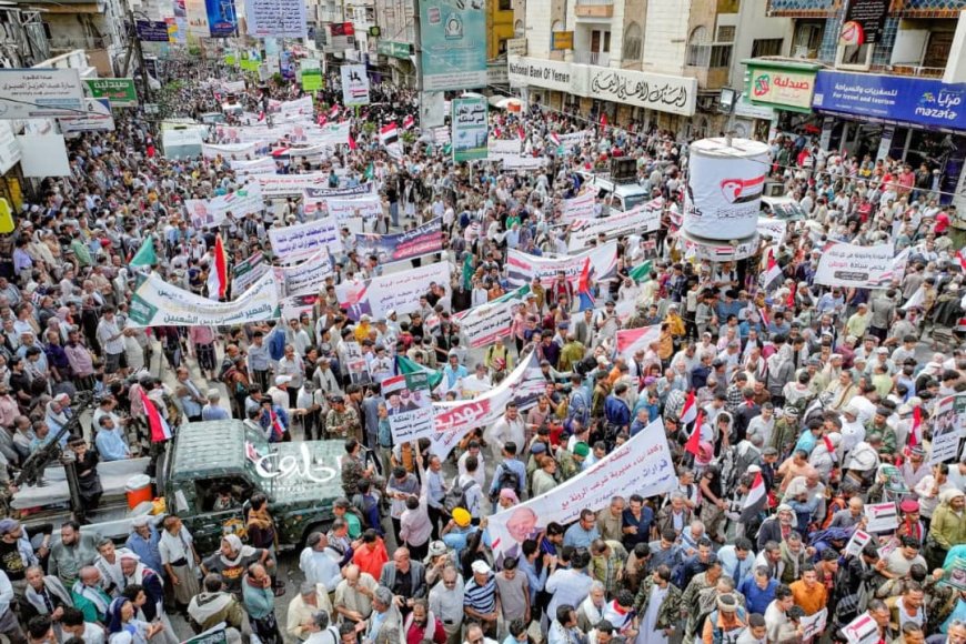 تعز تهتف للجمهورية من جديد.. مسيرة جماهيرية حاشدة تؤكد تمسك المدينة بالدولة واستعادة الوطن