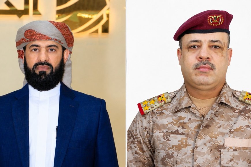 العميد الركن حسن القاضي يهنئ اللواء الدكتور مختار الرباش بمناسبة تعيينه قائدًا لمحور أبين وترقيته إلى رتبة لواء