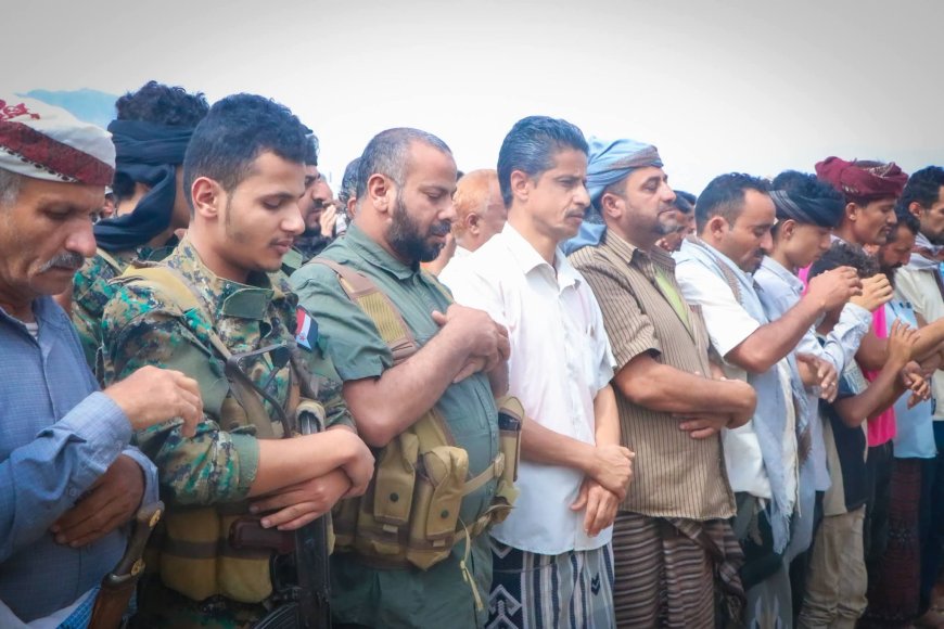 بموكب جنائزي مهيب يتقدمه محافظ الضالع.. تشييع الشهيدالنجار ضابط أمن سوق سناح
