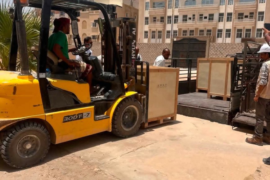وصول أكبر شاشة عملاقة إلى ملعب سيئون الأولمبي ضمن مشروع تطوير شامل بتمويل من مؤسسة الناصر للتنمية