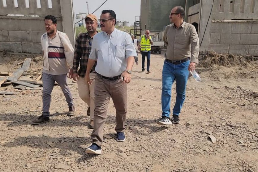 بتمويل سعودي.."الداؤودي" و"باخبيرة" يطلعان على المساحة المخصصة لإنشاء محطة لتحلية مياه البحر بعدن