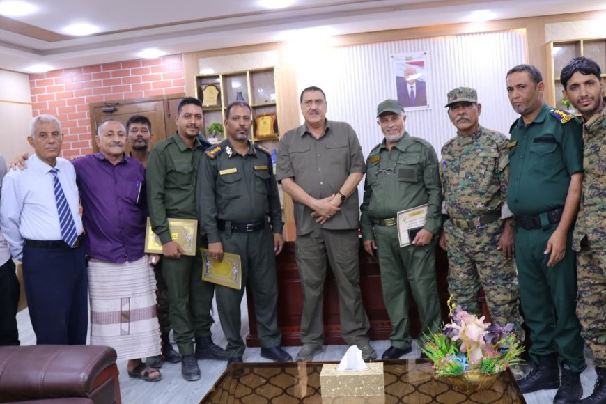 مدير أمن العاصمة.. عدن يكرّم شرطة المنصورة لنجاحها في كشف وضبط المتهم الرئيسي بسرقة المال العام