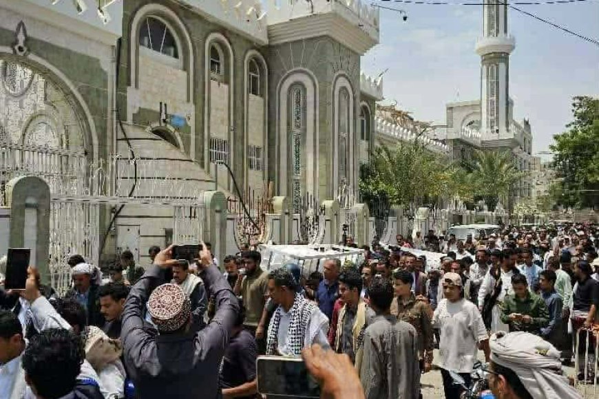 وداعٌ مهيب للصحفي محمد عيضة في تعز.. مطالبات شعبية ودولية بتسريع محاكمة المتورطين في اغتياله