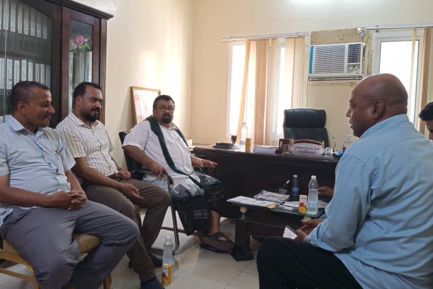 إإجراء مراسم الاستلام والتسليم بين مدير عام مكتب الشباب والرياضة الجديد والسابق بساحل حضرموت