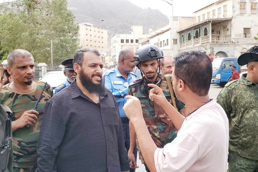 بحضور قيادة السلطة المحلية والأمنية: شرطة المرور تُنفّذ حملة واسعة لرفع السيارات التهالكة والمهملة من شوارع التواهي بحضور قيادة السلطة المحلية والأمنية: شرطة المرور تُنفّذ حملة واسعة لرفع السيارات التهالكة والمهملة من شوارع التواهي