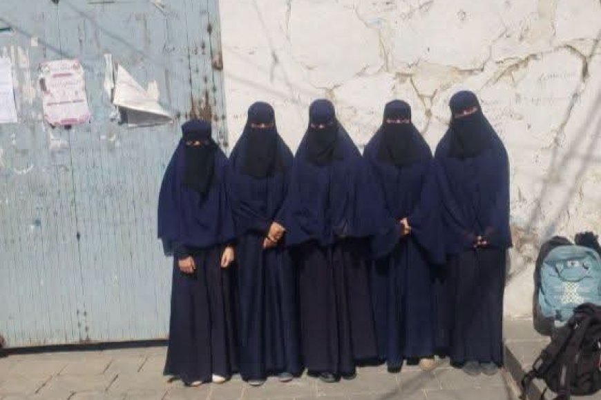 «الزي المدرسي» يشعل أزمة في صنعاء.. فصل 5 طالبات بعد ساعات تحت الشمس وإغماء والدة إحداهن