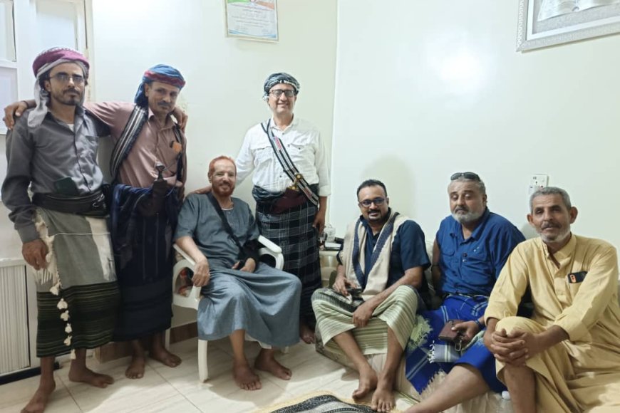 قيادة مجلس المستقبل الجنوبي بالعاصمة عدن تزور عميد الأسرى الشيخ أحمد عمر العبادي المرقشي