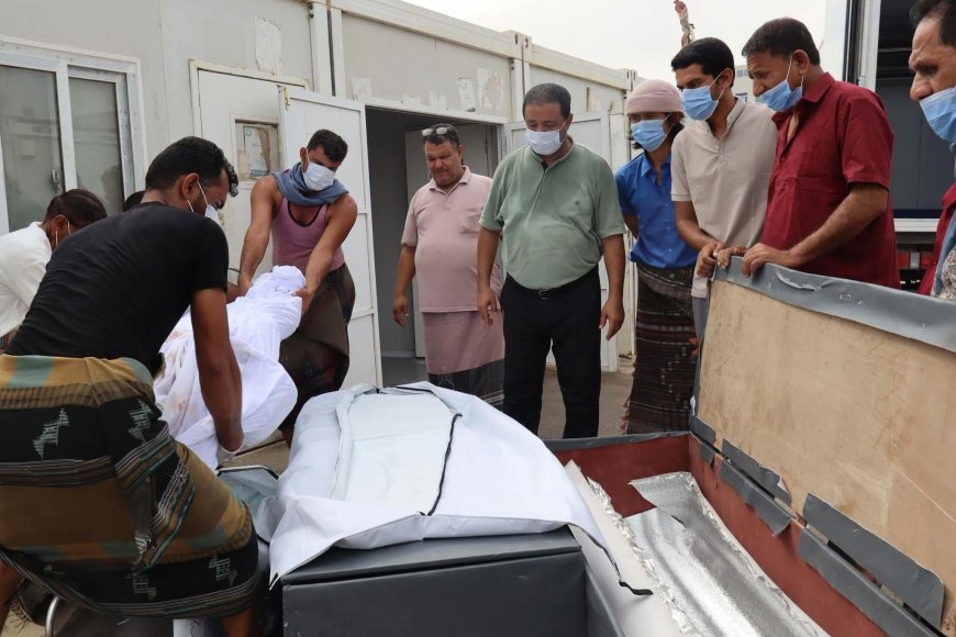 مدير ميناء المخا يودع شهداء وجرحى الاستهداف الحوثي