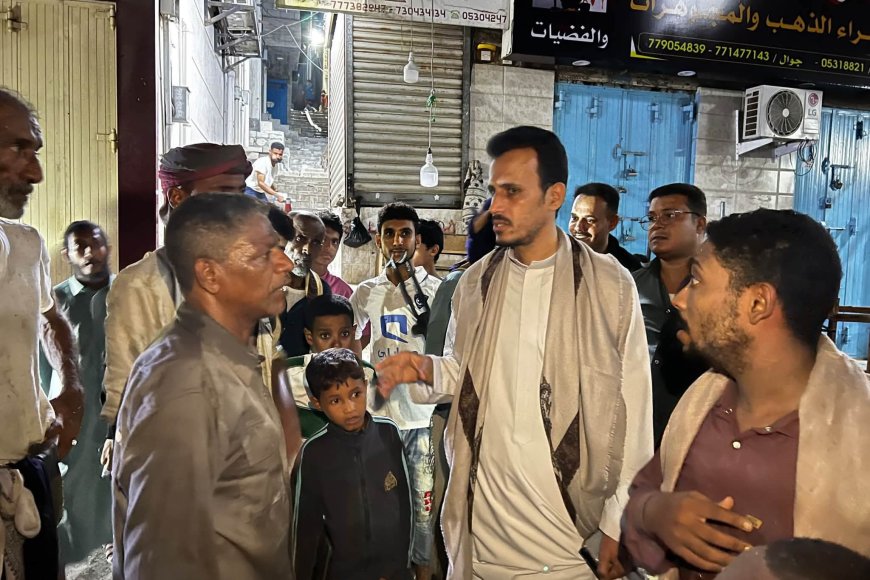 الوكيل الجيلاني يتفقد الأسر المتضررة من حريق بحي السلام بالمكلا ويوجه بتوفير سكن بديل