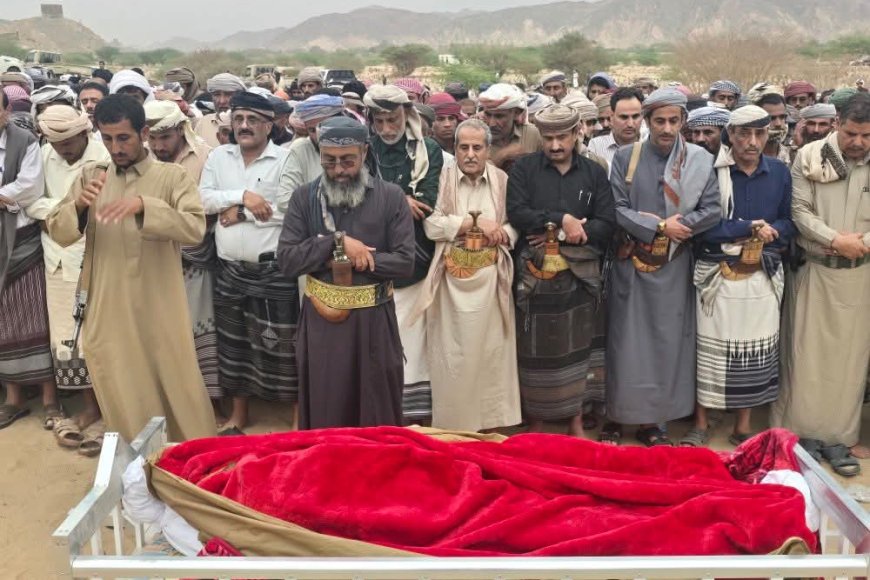 يتقدمهم المحافظ بن الوزير.. جموع غفيرة تشييع الشخصية التربوية القاضي محمد مبارك الديولي