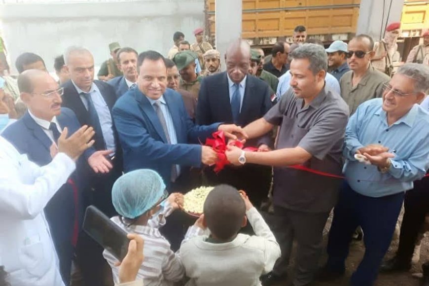 وزير الزراعة ومحافظ لحج يفتتحان مصنعاً للأعلاف ويتفقَّدان منشآت بحثية وإنتاجية وتعليمية بالمحافظة
