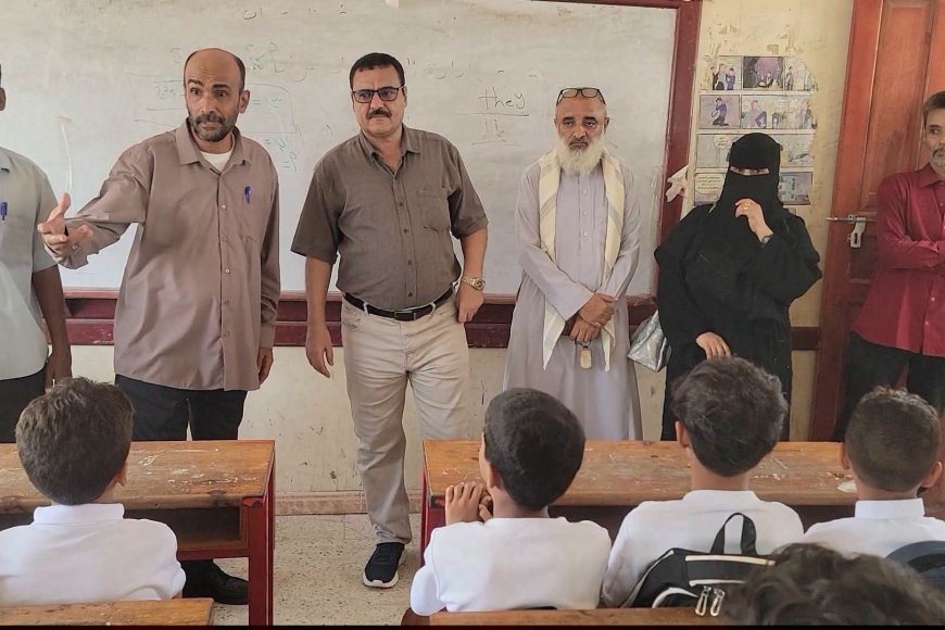 مدير البريقة يشيد بمستوى إقبال الطلبة وإنتظام المعلمين في أول أيام العام الدراسي الجديد