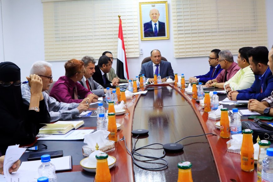 «كيس الدقيق» على طاولة وزارة الصناعة والتجارة لإعادة صياغة منظومة الغذاء في اليمن