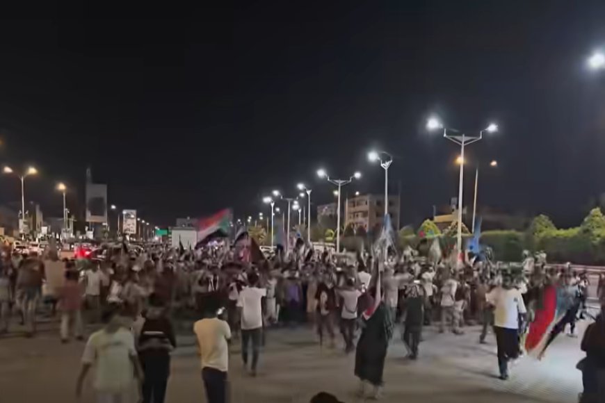 بالصور والفيديو.. وصول موكب أبناء شبوة إلى ساحة العروض بعدن وسط استقبال شعبية