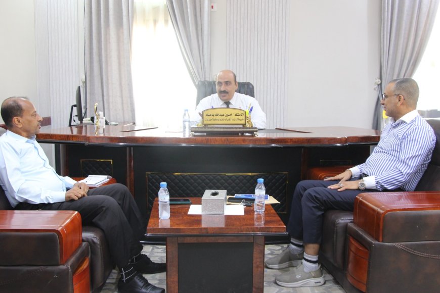 مدير تربية ساحل حضرموت يلتقي الرئيس التنفيذي لشركة عالم الأعمال لبحث سبل تنفيذ برنامج "التعليم المصاحب"