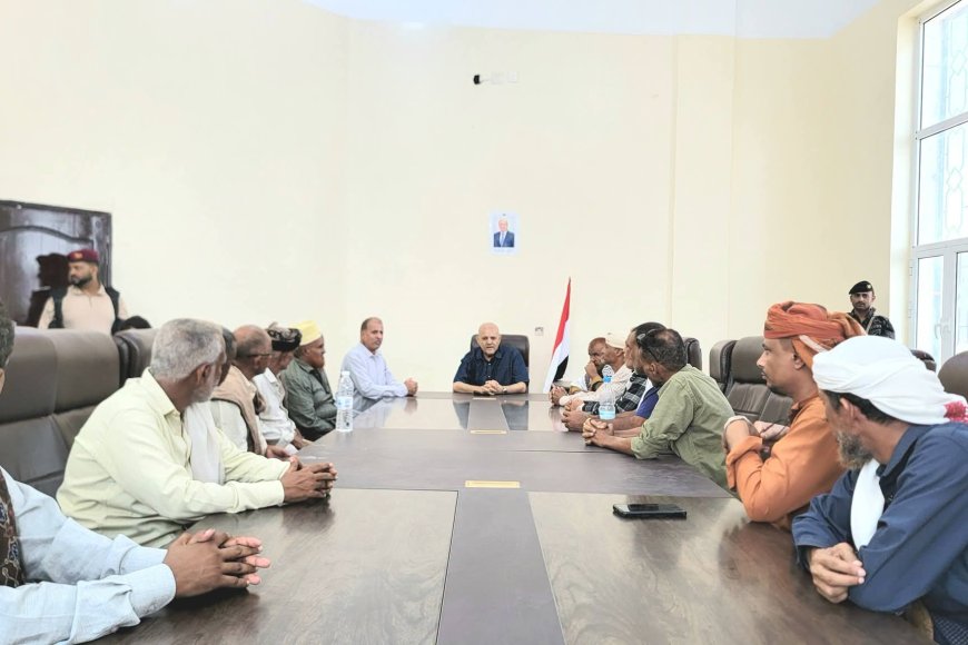 محافظ تعز يطلع على أضرار مرفأ باب المندب ويشيد بيقظة القوات البحرية وخفر السواحل في إيقاف خطوط التهريب