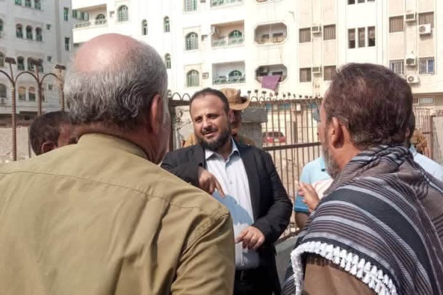 اليزيدي يواصل إشرافه الميداني على حملة النظافة الشاملة ويوجه بإعادة تأهيل حديقة الحي التجاري بالمنصورة..