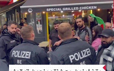 متضامنون مع غزة يمنعون متظاهر بالعلم الفلسطيني بألمانيا