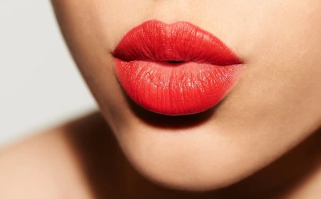 كيف تحصلين على شفاه أكثر امتلاءً وجاذبية؟