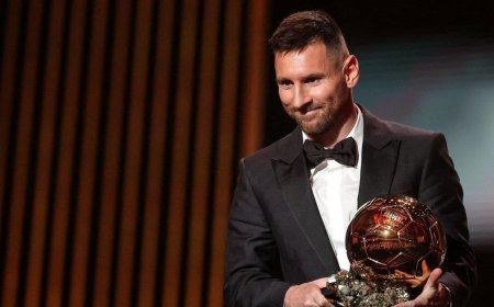 ميسي يتوج بالكرة الذهبية الثامنة.. وعائلته تخطف الأضواء( صور  )