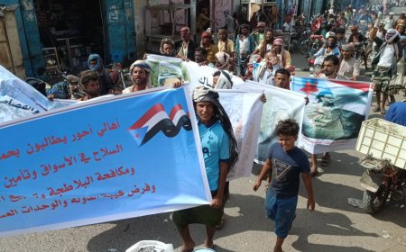 مظاهرة غاضبة في أحور تطالب بتطبيع الأوضاع الأمنية ومحاسبة قتلة شهيد الواجب جميل العبدللي