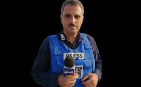 فيديو انهيار زميلي مراسل تلفزيون فلسطين في غزة بعد استشهاده.. أحدهما خلع سترته