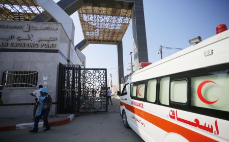 رويترز: عملية الإجلاء من غزة إلى مصر عبر معبر رفح معلقة بسبب استهداف إسرائيل سيارات الإسعاف