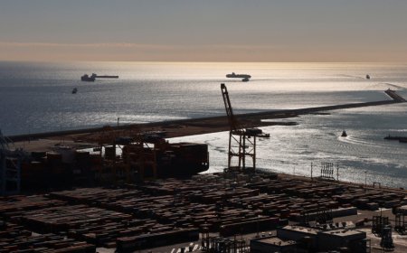 نقابة عمال ميناء برشلونة يتمردون نصرة للفلسطينيين.. رفضت شحن وتفريغ العتاد العسكري المُرسل للاحتلال