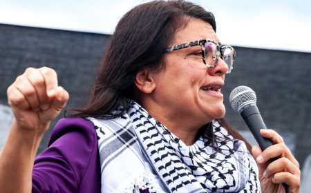 ارتدت الكوفية ورفعت صورة جدتها الفلسطينية.. رشيدة طليب تبكي في الكونغرس: نحن بشر مثلكم