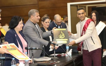 شاب يضيء شمعة للتائهين والمضطربين نفسيًا في اليمن