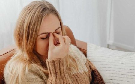 مسكنات الألم إحداها.. 6 أسباب تسبب شعورك بالصداع صباحا