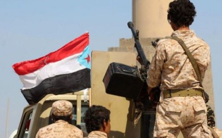 إعلامي يكشف عن مواقف متباعدة بين المجلس الانتقالي والحوثيين في تحركات الرياض الأخيرة