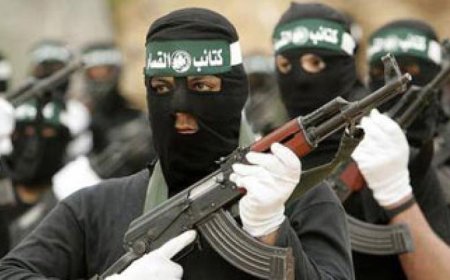 بالفيديو.. فروا هاربين وتركوا أسلحتهم.. شاهد جندي بكتائب القسام يكشف ما فعله جنود إسرائيل بغزة