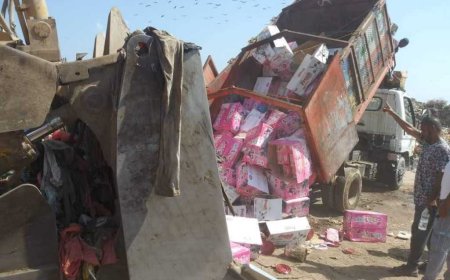 إتلاف أكثر من ( 2 ) طن مواد غذائية منتهية الصلاحية في مديرية الشيخ عثمان بعدن