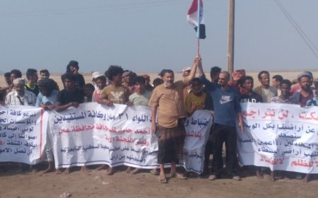 منتسبو الجمعية السكنية للواء 31 مدرع بعدن يواصلون برنامجهم التصعيدي الاحتجاجي للتنديد بالاعتداء على أراضيهم