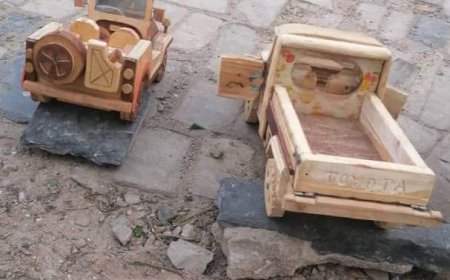شاب عدني يبدع في صنع سيارات "تويوتا" بمجسمات خشبية