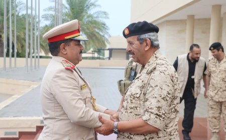الداعري يبحث مع القائد العام لقوة دفاع البحرين سبل تعزيز وتطوير التعاون الدفاعي 