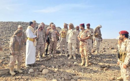 مستشار وزير الدفاع وقائد المنطقة السادسة يتفقدان الخطوط الأمامية بجبة رغوان ومحزام ماس