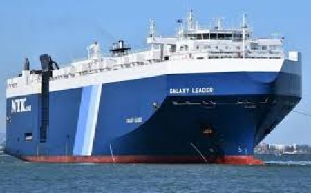 الحوثيون ينشرون "فيديو" لحظة اختطافهم السفينة.. شاهد