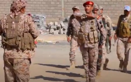 بالفيديو.. حراسة رئيس الأركان بن عزيز لم تقف ثابتة عندما قدم التحية لقيادة المنطقة العسكرية الثالثة.. ما الحكاية؟!