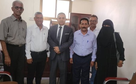 بحضور رئيس جامعة عدن.. إجراء عملية الاستلام والتسليم بين عميد كلية الإعلام الجديد والسابق